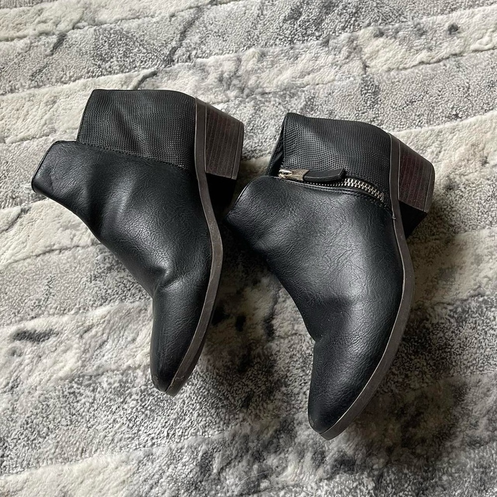 Call it spring Chelsea ankle boots
Size: US 6.5 / EUR 37 - Picture 2 of 7